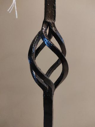 Artesanía de forja para planta y velas