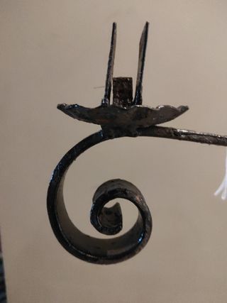 Artesanía de forja para planta y velas