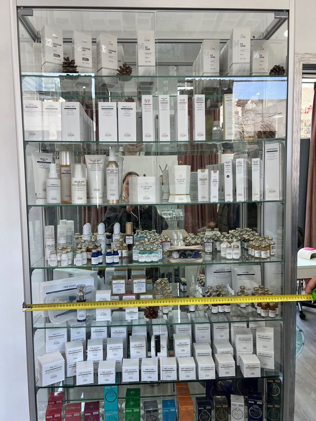 Vitrina expositora  de cristal y aluminio