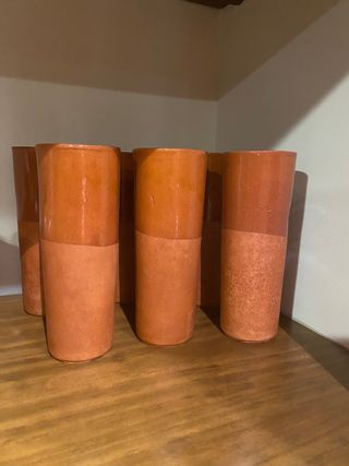 Vasos altos de barro