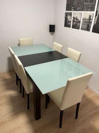 Mesa salón extensible con sillas de piel
