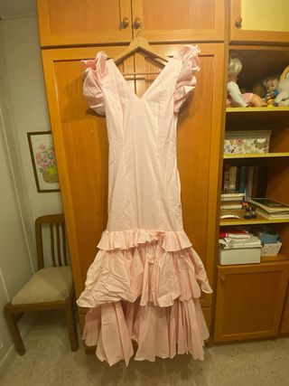 traje de flamenca rosa bebé ,con lunares blancos