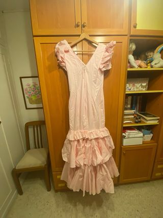 traje de flamenca rosa bebé ,con lunares blancos