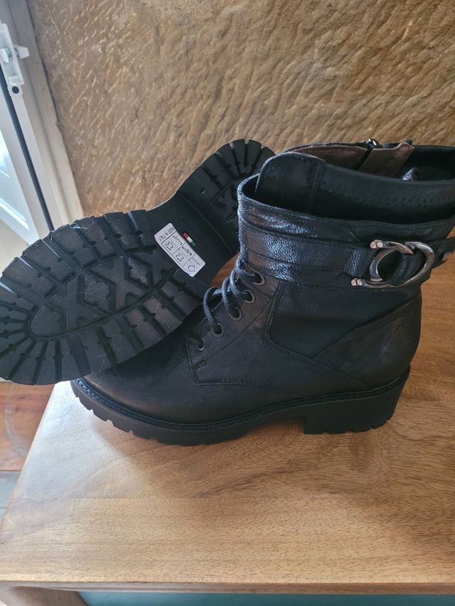 Botas negras, muy poco uso