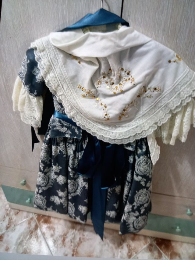 fallera azul cielo con manteletas peinetas..l