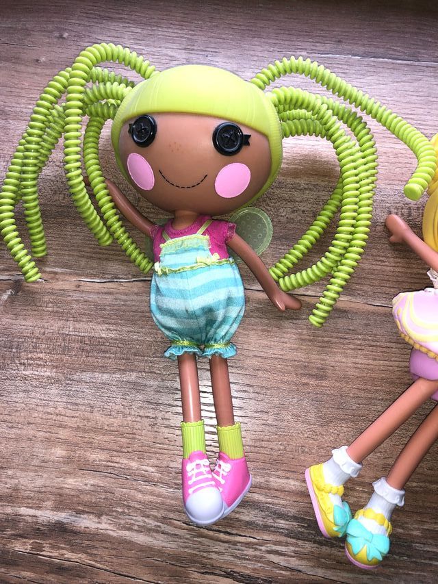 Lalaloopsy Pix E, grande 33 cm, con su mascota.