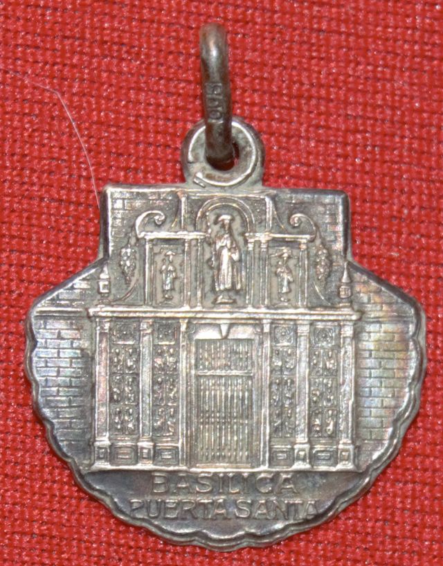 Medalla puerta Santa Basílica de Santiago