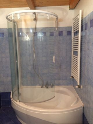 vasca da bagno ad angolo con cristalli