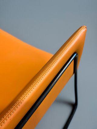 SILLA CONTEMPORANEA TAPIZADA EN TELA PVC