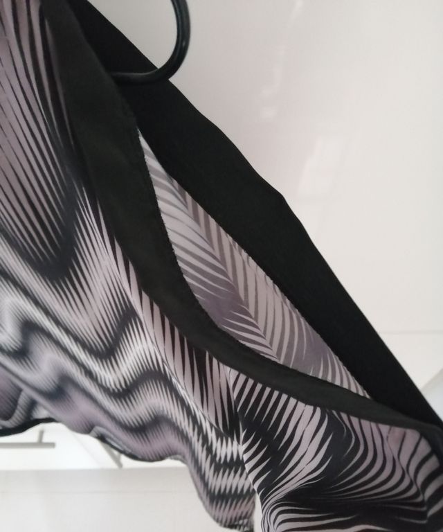 Blusa negra y gris diseño geométrico T-M