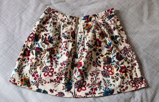 Falda beige de flores