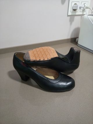 Zapato de flamenco de color negro y tacón carleti de Pasos de Baile