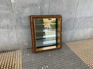 Vitrina de madera con espejo