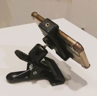Clip sujeta guitarra eléctrica o acústica. 