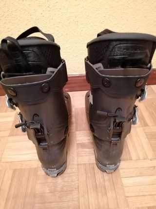 Botas de esquí de montaña.