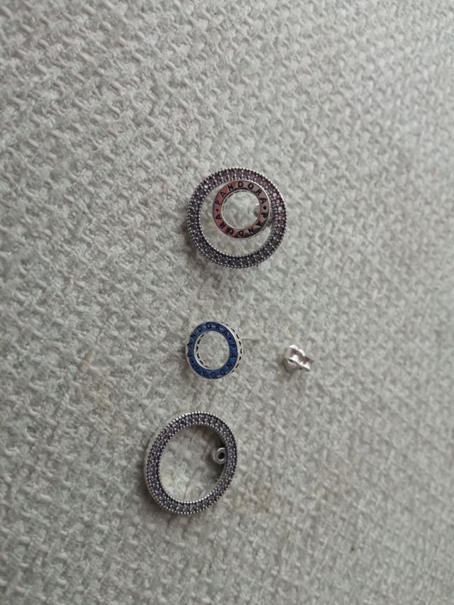 Pendientes de plata con logo