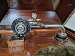 GRAMÓFONO ANTIGUO DE MADERA / ACADEMY /