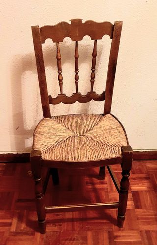 Sillas antiguas de madera torneada y enea