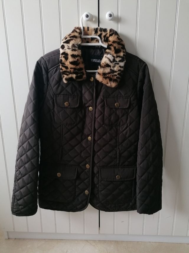 Chaqueta acolchada con cuello de piel