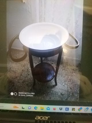Lavabo de madera antiguo con palangana