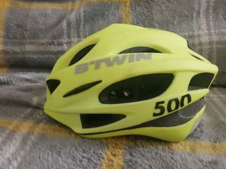 Casco de esquí y otra de bici o patines