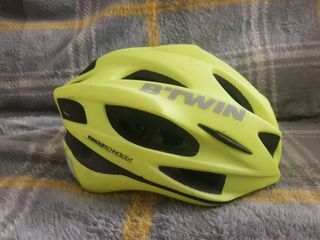 Casco de esquí y otra de bici o patines