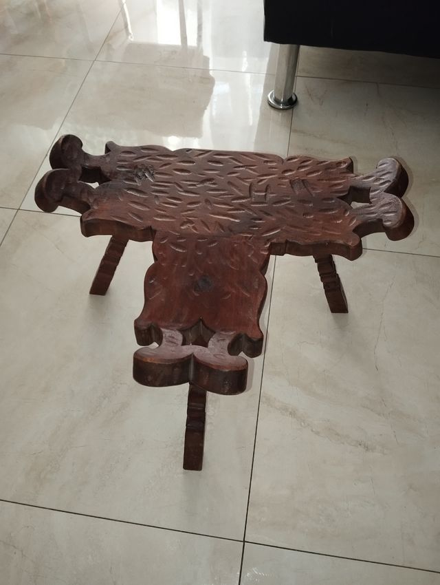 Taburete de madera antiguo