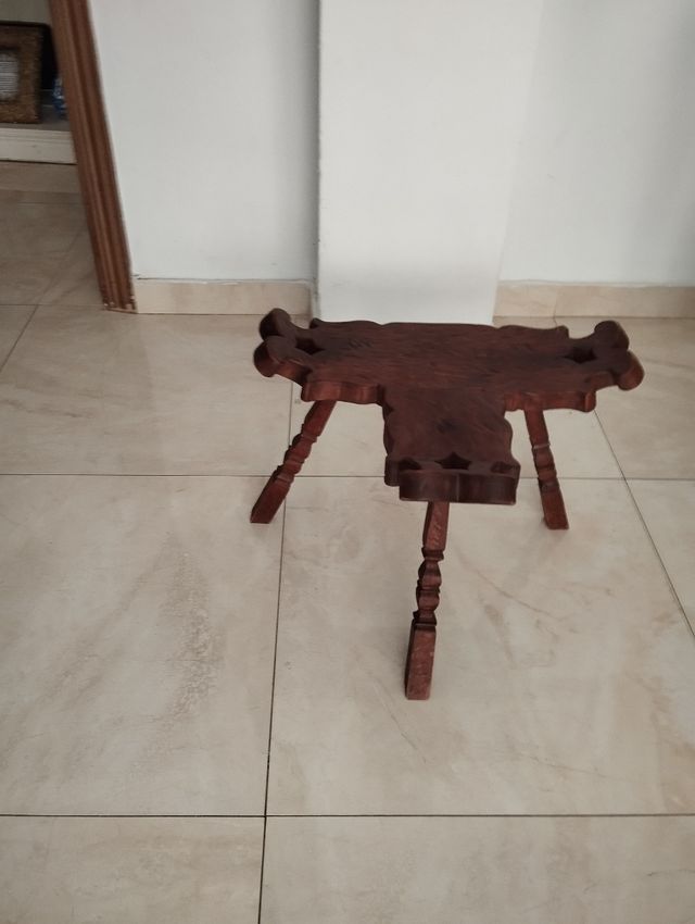 Taburete de madera antiguo
