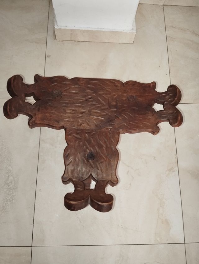 Taburete de madera antiguo