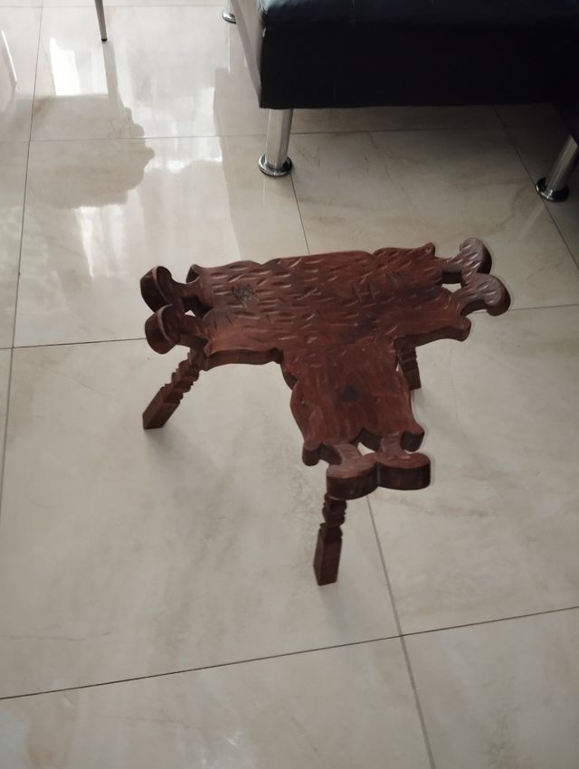 Taburete de madera antiguo