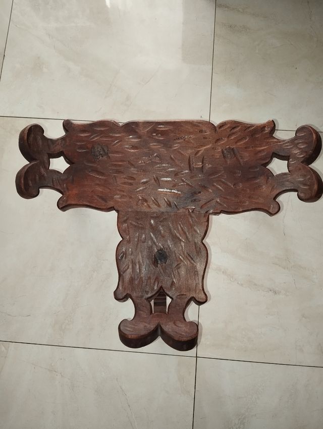 Taburete de madera antiguo