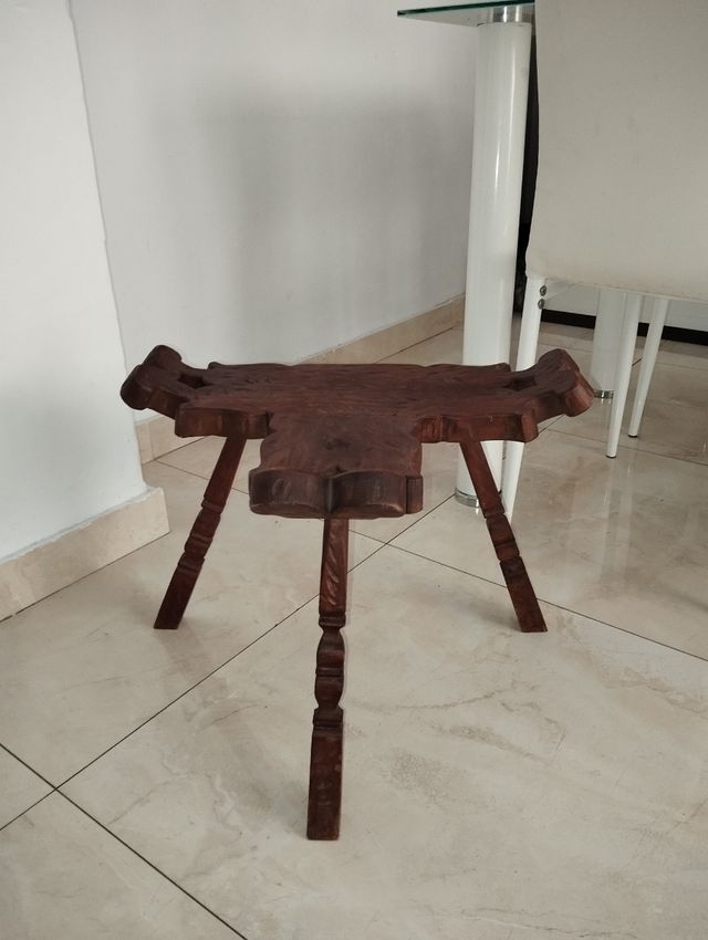 Taburete de madera antiguo