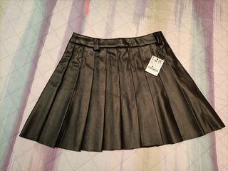 Falda plisada Stradivarius.