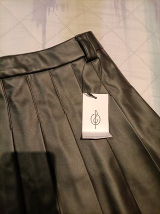 Falda plisada Stradivarius.