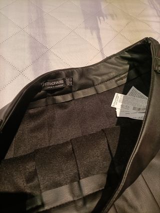 Falda plisada Stradivarius.