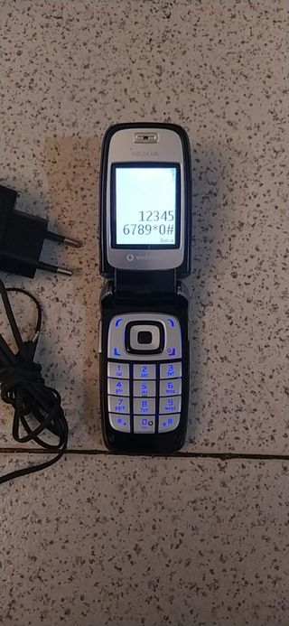 Movil de Vodafone...NOKIA 6101...con cargador...