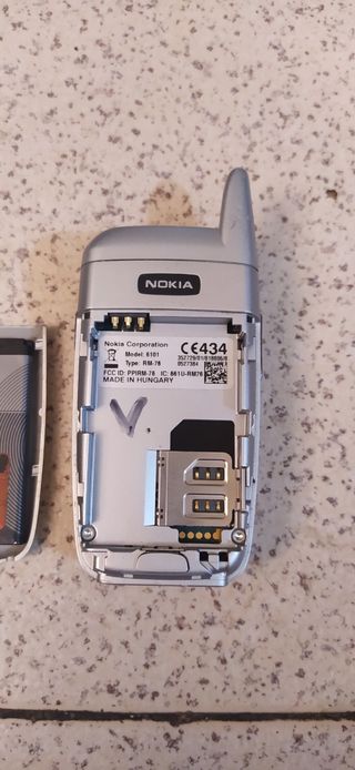 Movil de Vodafone...NOKIA 6101...con cargador...