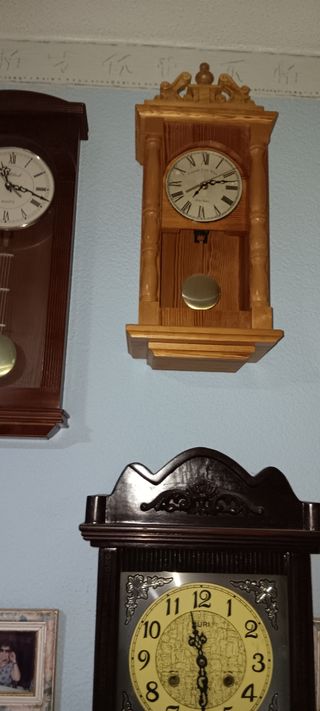OROLOGI CON CASSA IN LEGNO E PENDOLO