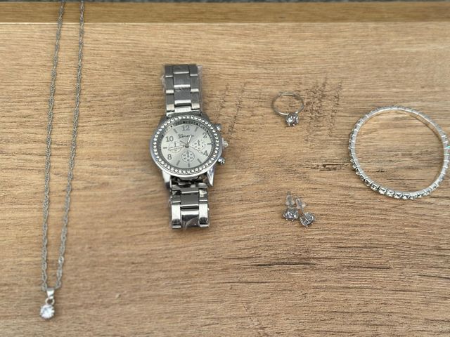 Relojes, pulseras, pendientes, anillos.