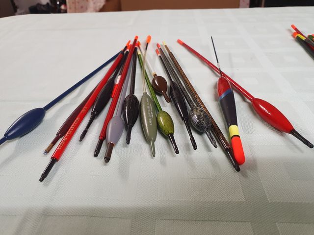 Boyas pesca río pantano