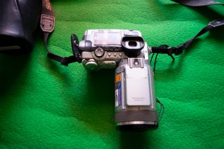 CÁMARA FOTOGRÁFICA DIGITAL SONY DSC-F717