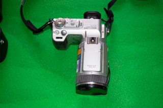 CÁMARA FOTOGRÁFICA DIGITAL SONY DSC-F717