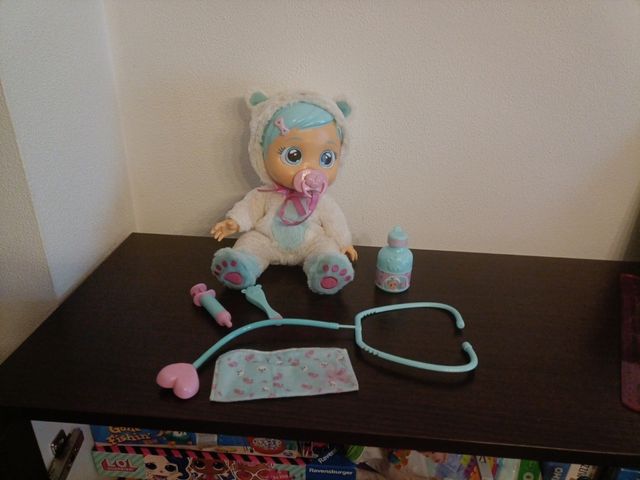 Bebé llorón Kristal está malita