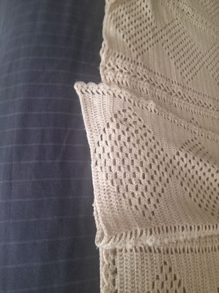 Colcha ó cortina beig.