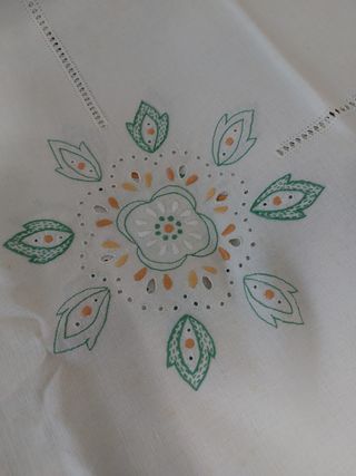 Tovaglia con ricami fatti a mano