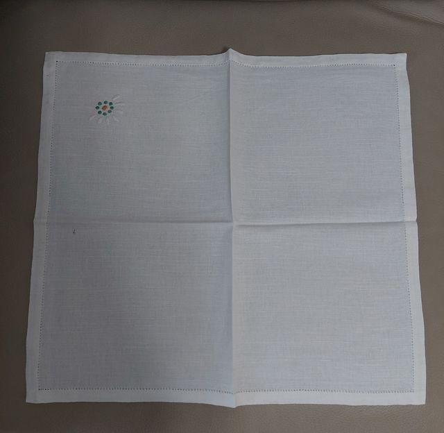 Tovaglia con ricami fatti a mano