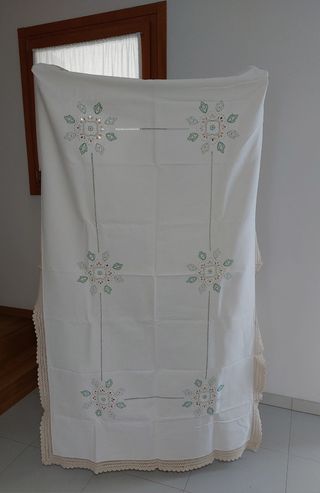 Tovaglia con ricami fatti a mano