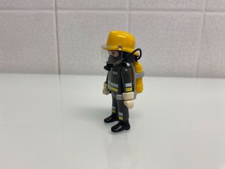 Bombero o policia con bombona de playmobil