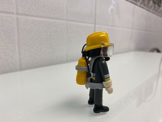 Bombero o policia con bombona de playmobil