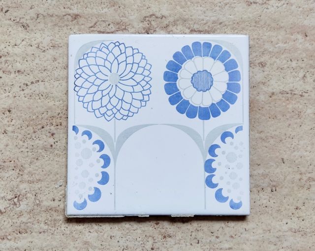 Azulejos de cerámica en tonos azules